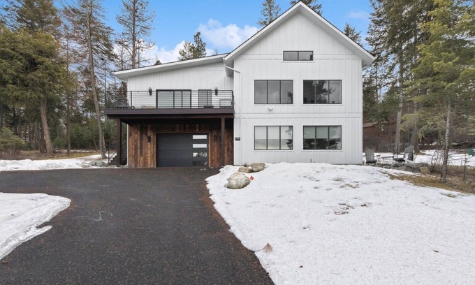 Lakeside House | Lake Views, Modern & Luxurious, Walk to Town