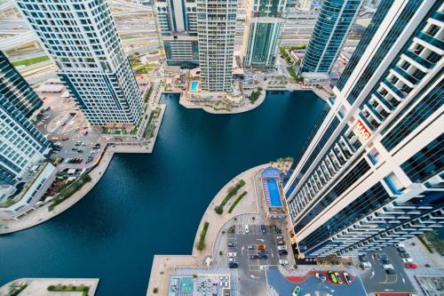 Jumeirah Lake Towers Apartment | Lake Views on 29Fl - JLT 1BR Near Metro & FREE Baby Gear