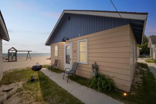 Oscoda House | Lake Views with Big Windows & Bath