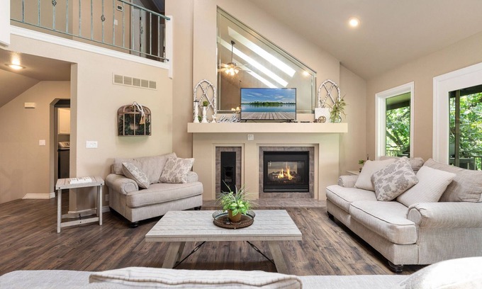 Lampe House | Lakefront 10 Acre Private Home-Private Dock, Kayaks, Pool Table (no Cabooses in winter)