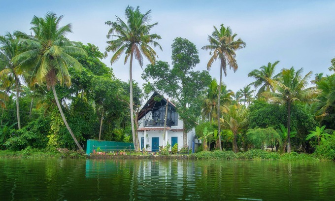 Kollam Villa | Lakefront 2-bed villa-Cozy A-frame upper deck with balcony & BBQ grill