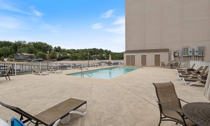 Camdenton Condo | Lakefront 2 Bedroom Condo Close to Amphitheater
