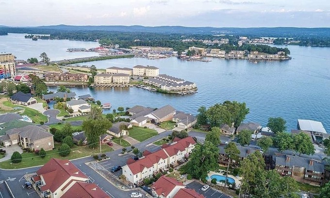 Mid America House | LAKEFRONT 2 Story Townhome. Sleeps 6!Pool🏊 Boat ⛵️Oaklawn🏇Fish 🎣 Bike🚴🏻‍♂️