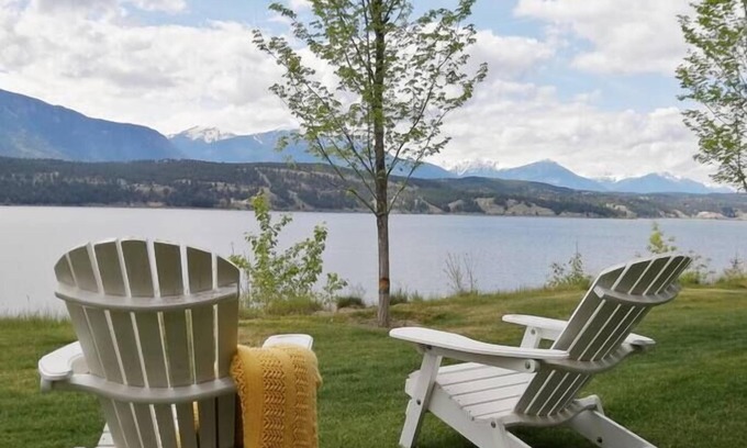 East Kootenay Resort | Lakefront 2bdr/3bed Mountain View Property w/Beach