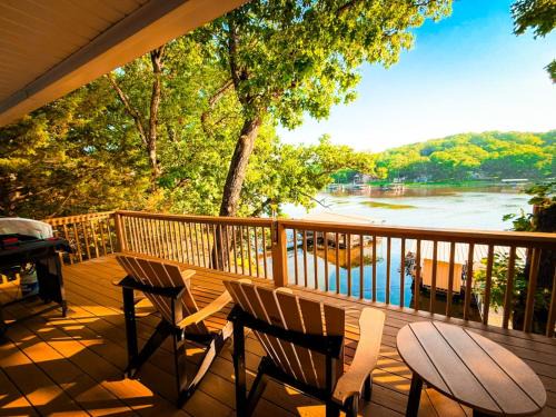 Camdenton House | Lakefront 4bd2badockgrilldecksfirepit-12pp