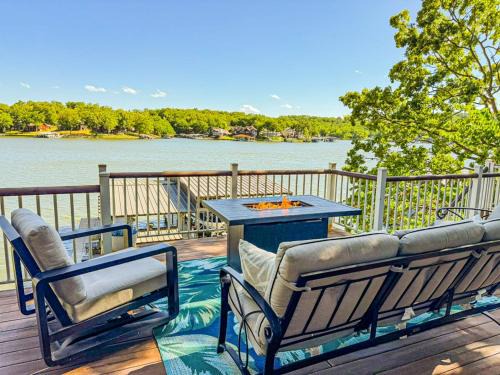 Gravois Mills House | Lakefront 5bed4bathdockhot Tubkayaksfirepit