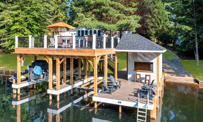 Henrico House | Lakefront 5BR home with deep water-SPRING SPECIAL early check-in/late check-out