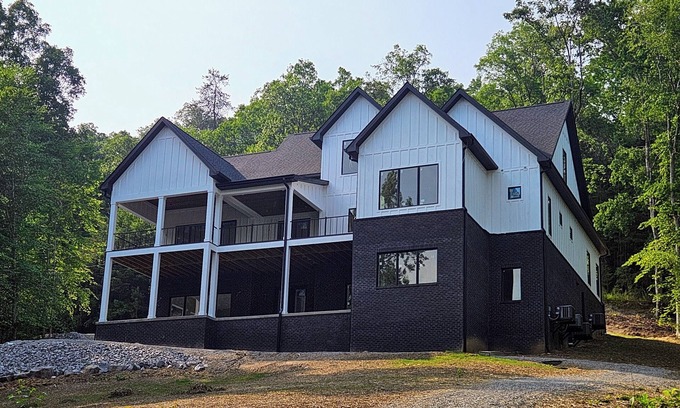 Tazewell Cottage | LakeFront 7 bedroom Cottage. Private Cove, no Steps to Water, golf cart!