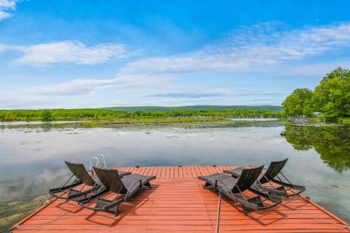 Lake Ariel House | Lakefront A-frame Hot Tub, Dock, Kayaks, Games