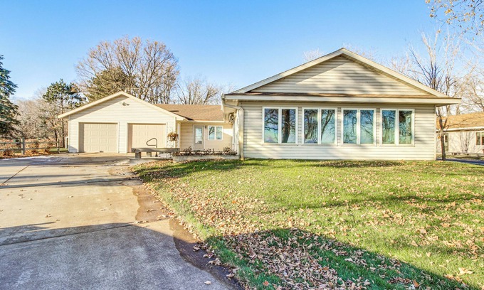 Aitkin House | Lakefront Aitkin Home w/Sunroom: Walk to Beach!
