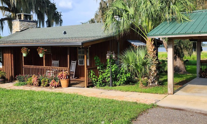 Hernando Cottage | LAKEFRONT AT IT'S BEST!