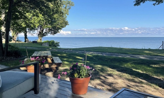Vermilion House | Lakefront, Beachfront Breezy Cottage