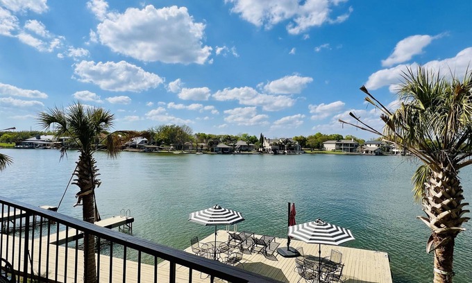 Horseshoe Bay House | Lakefront | Boatslip | SUP/Kayaks | Wi-Fi | King