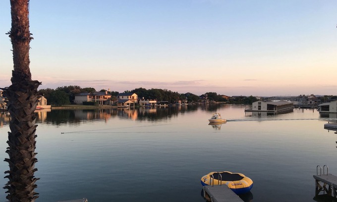 Horseshoe Bay House | Lakefront | Boatslip | SUP/Kayaks | Wi-Fi | King