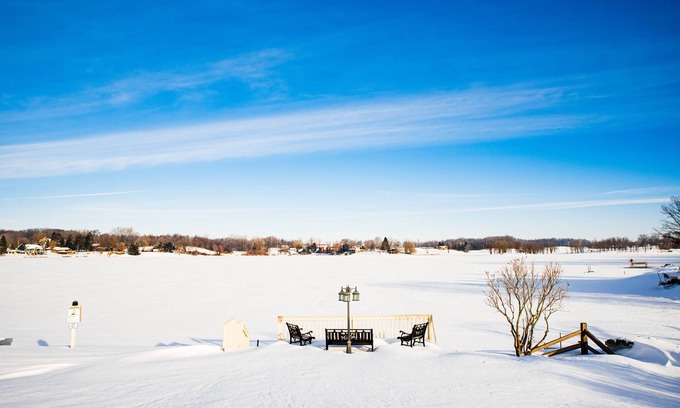 Frontier House | LAKEFRONT! BOOK NOW for a beautiful getaway! Up to 12 Guests - Pets
