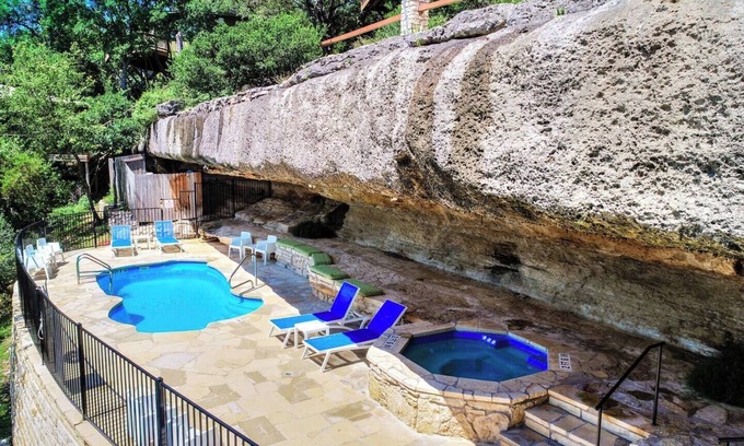 Lakeway House | Lakefront Bungalow with shared community pool and hot tub #8