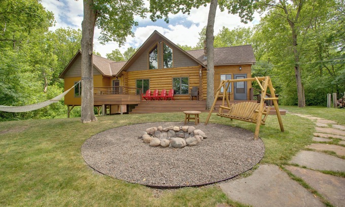 New London Cabin | Lakefront Cabin Retreat, 2-Acre Lot w/Deck!