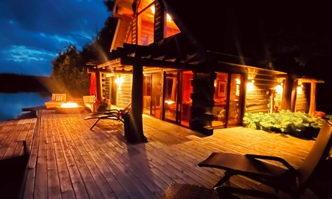 Petoskey Cabin | Lakefront Cabin in Harbor Springs, Mi, 1 mile from Petoskey State Park.