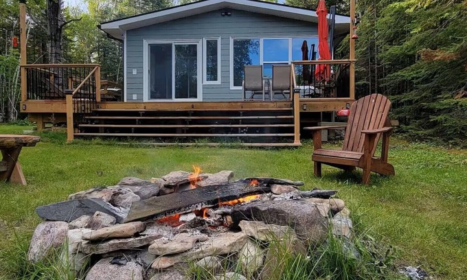 Hecla-Grindstone Provincial Park Cabin | Lakefront Cabin w/Private Beach, Deck, Veranda & Full Kitchen – Pet Friendly
