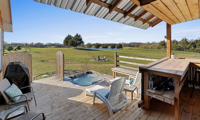 Weston Cabin | Lakefront cabin with hot tub! Kayak | Fish | Hike | Camp