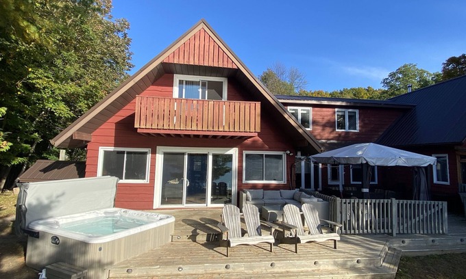 Leeds and the Thousand Islands Cottage | Lakefront, colourful sunsets, hot tub, arcade. Year round fun and relaxation.