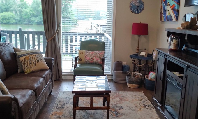Hot Springs Condo | LAKEFRONT Condo on Lake Hamilton
