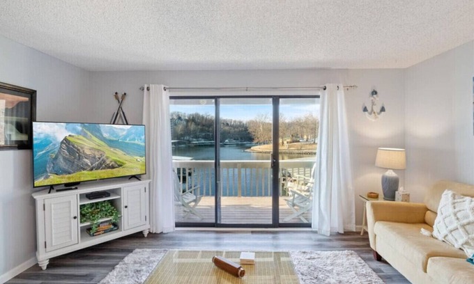Osage Beach Condo | Lakefront Condo Osage Beach - MM26 + Pool + Grill