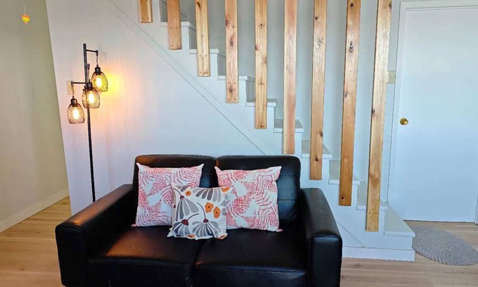 Wellington Cottage | LAKEFRONT COTTAGE #2 - Less than 30 minutes to Sandbanks - LAKE CONSECON RESORT