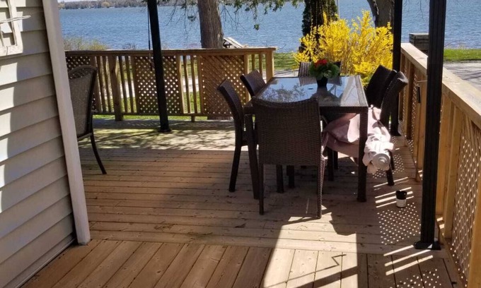 Scugog Cottage | Lakefront Cottage nestled on the shores of Lake Scugog