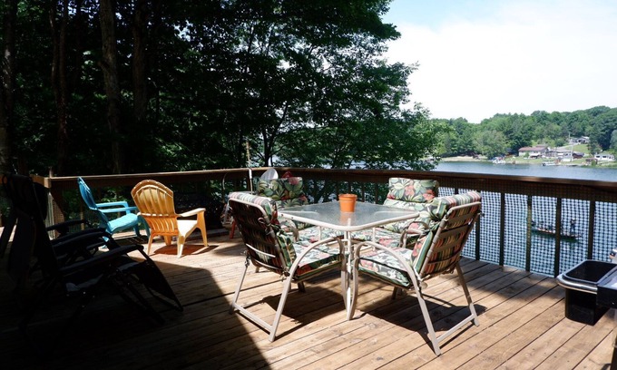 Deer River House | Lakefront Cottage on Pleasant Lake - sleeps 10