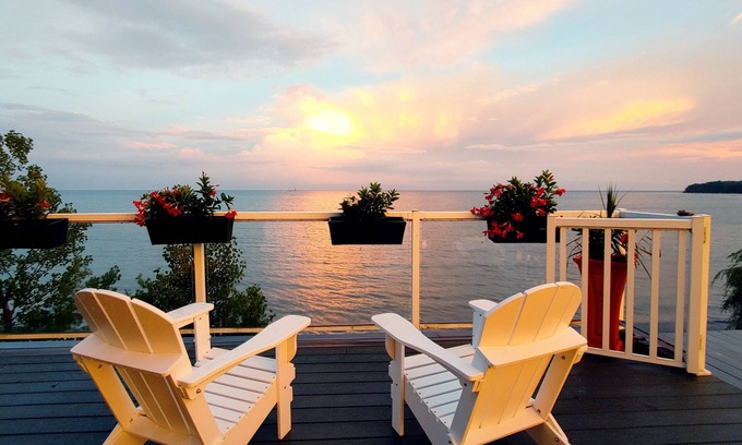 Dunnville Cottage | Lakefront Cottage/ Private Beach