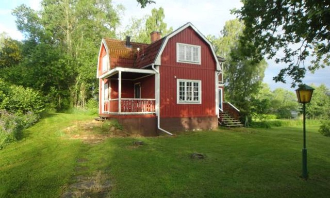 Lagersberg House | Lakefront cottage with private dock, boat, sauna and large garden with barbecue area