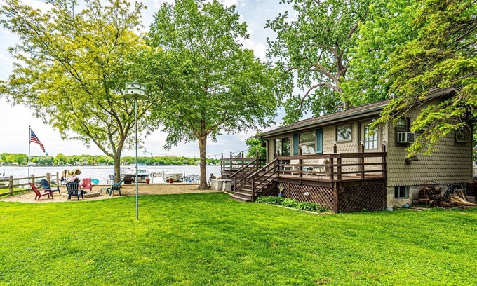 Fox Lake Cottage | Lakefront Cottage with Gorgeous Sunsets