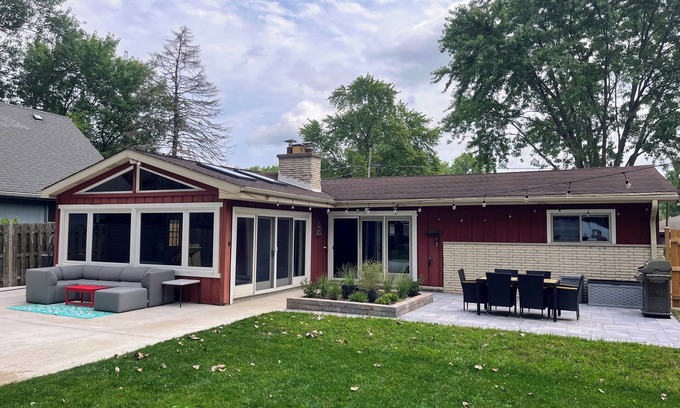 Fox Lake Cottage | Lakefront cottage with gorgeous sunset views