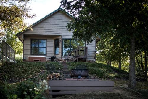 Carbondale House | Lakefront Cozy Cabin with Hot-tub in Carbondale, Illinois