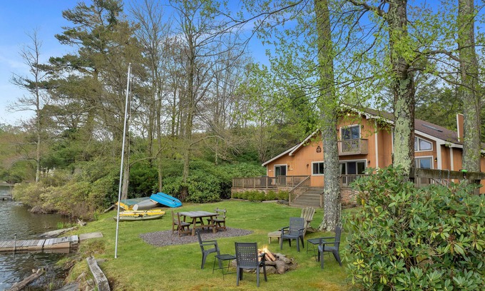 Lake Ariel Villa | Lakefront Escape - Family Friendly | Kayaks | Row Boat | Fireplace