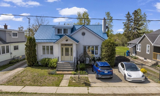 Harwich House | Lakefront Estate Home W/Guest House Private Beach!