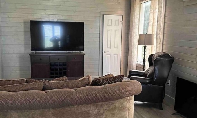 Eufaula House | Lakefront Family Retreat