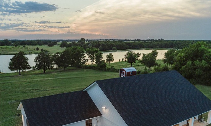 Robinson Other | Lakefront Farmhouse just minutes from Magnolia Silos, Downtown, Shopping &Baylor