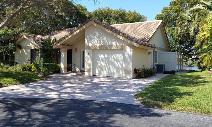 Laurel House | LAKEFRONT-FREE KAYAKS, BICYCLES, PADDLEBOARDS-WALK, BICYCLE, OR PADDLE TO BEACH