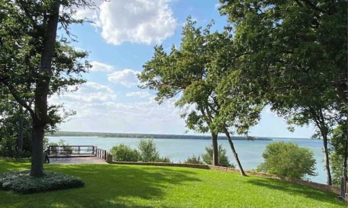 Lake Whitney House | Lakefront fun for 14+pets w/game room deck sunsets
