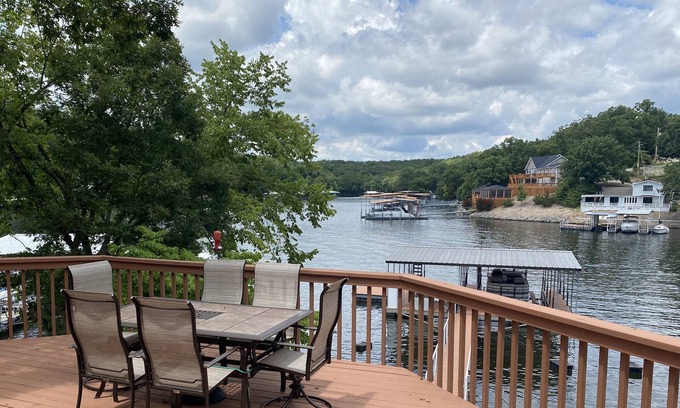 Shawnee Bend House | Lakefront Getaway for 14 guests