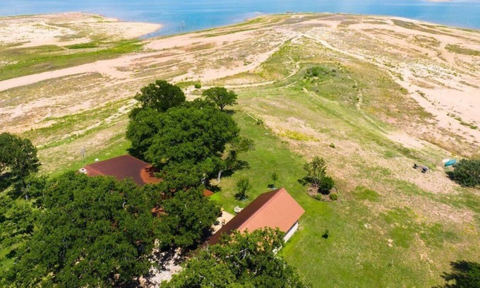 Buchanan Dam House | Lakefront Guesthouse W/Beach Entry | Kayaks + Yard Games | Relax & Unwind