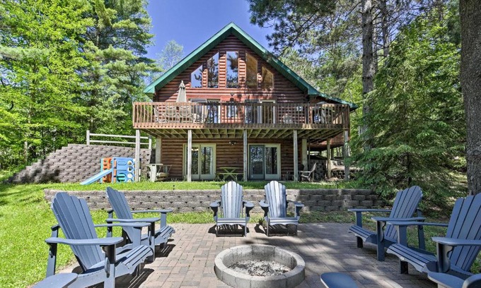 Hazelhurst House | Lakefront Hazelhurst Cabin Dock and Pool Table