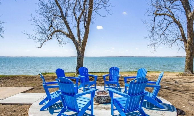 Heath House | Lakefront Heath Retreat