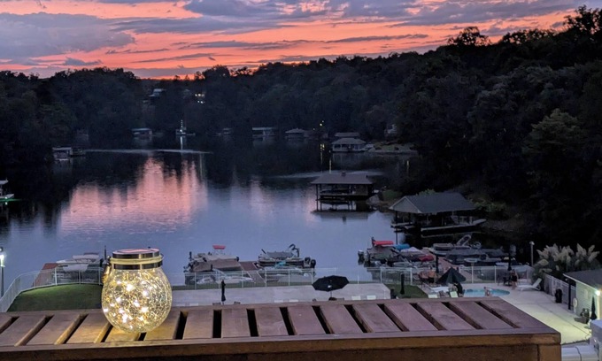 North Shore Condo | Lakefront Hideaway - 2 Kayaks Included & Outdoor Balcony Perfect for Relaxing