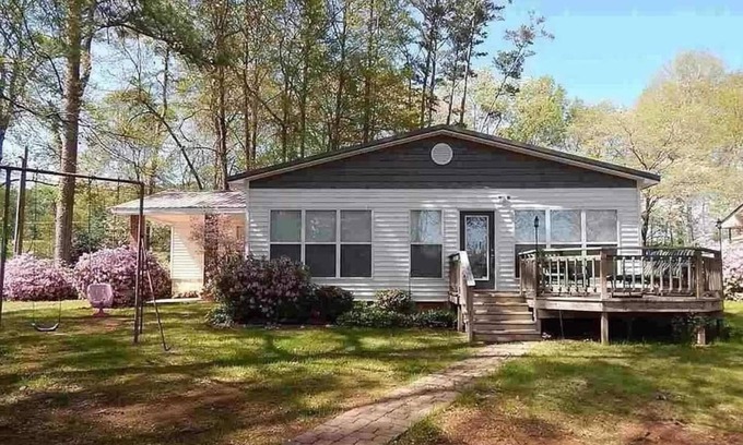 Guntersville House | Lakefront home- 3 slip boathouse-Large yard
