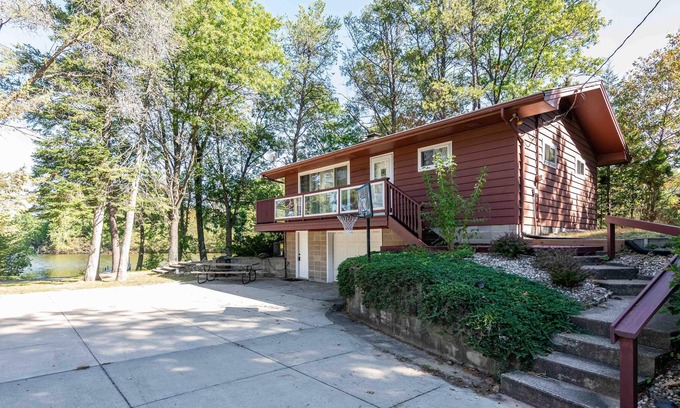 Friendship Cottage | Lakefront home on a harbor of Castle Rock Lake