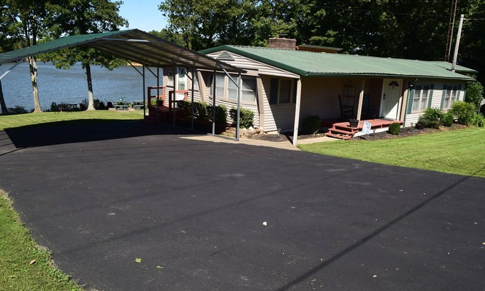Se Ree House | Lakefront home ready for your vacation! Best spot on Rough River Lake!