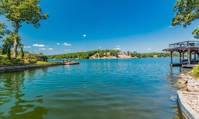 Bella Vista Villa | Lakefront Home, sleeps 15, private dock, close to marina